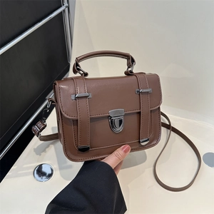 Borsa a tracolla retrò in pelle PU marrone scuro con fibbia argentata e manico