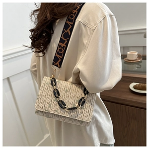 Détail du sac bandoulière en paille beige avec broderie florale et deux bandoulières chic
