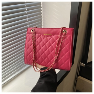 Détail du sac à bandoulière matelassé rose rouge avec chaîne dorée et logo MS.HUIXIBAG
