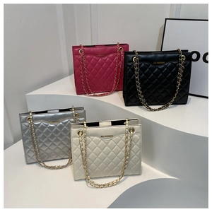Détails des sacs à bandoulière matelassés en rose, noir, argent et beige avec bandoulières chaîne