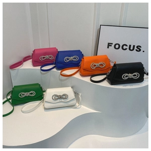 Présentation de mini sacs bandoulière avec boucles nœud brillant en six couleurs vives