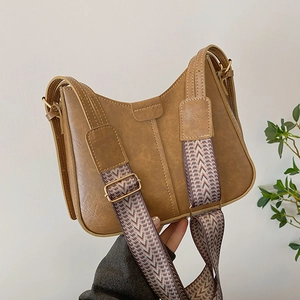 Sac à bandoulière vintage en cuir PU marron avec large sangle géométrique colorée