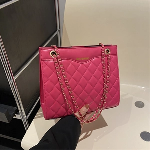 Sac fourre-tout matelassé rose foncé avec bandoulière chaîne dorée et losanges élégants