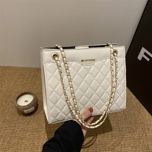 Sac fourre-tout crème élégant avec bandoulière chaîne dorée et motif matelassé chic