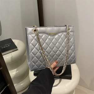 Sac bandoulière argenté matelassé avec chaîne et motif de losanges métallisés