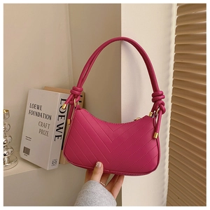 Dettaglio borsa sottobraccio rosso rosa con ecopelle trapuntata a V e zip con nodo dorato