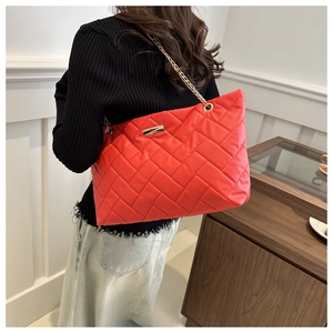 Große rote gesteppte Ledertasche mit elegantem goldenem Kettenriemen im Detail