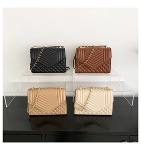 Sacs à bandoulière matelassés en quatre couleurs avec coutures en V et chaîne dorée