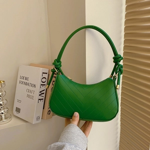 Borsa sottobraccio in pelle verde con trapuntatura a V e dettaglio manico con nodo