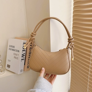 Borsa hobo minimalista color cammello con trama trapuntata a V e dettagli nodo sul manico