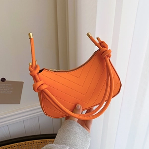 Elegante borsa sottobraccio trapuntata arancione con tracolla annodata e oro