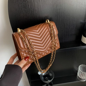 Sac à bandoulière matelassé marron caramel avec chaîne dorée et coutures en V