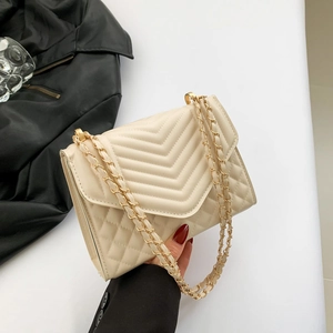 Petit sac bandoulière beige matelassé avec chaîne dorée et coutures élégantes en V