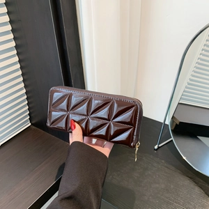 Portefeuille long en cuir verni marron avec relief géométrique et zip métallique