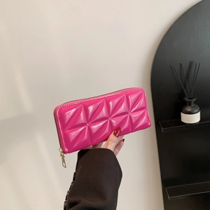 Mini portefeuille long en cuir verni matelassé rose rouge avec fermeture zippée dorée