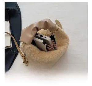 Vue détaillée de l'intérieur du sac en peluche montrant l'espace pour téléphone