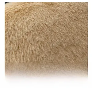 Gros plan sur la texture en fausse fourrure beige de haute qualité d'un sac à main