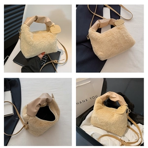 Vue détaillée du sac hobo en peluche avec poignées en cuir et breloque en cœur