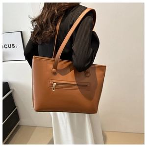 Vista posteriore di una borsa tote in ecopelle marrone caramello con tasca con zip