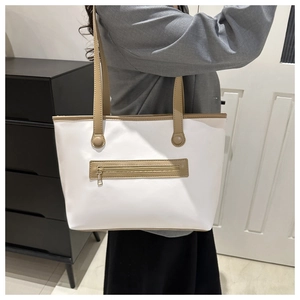 Dettaglio della borsa tote in pelle PU bianca con spalline kaki e tasca esterna con zip