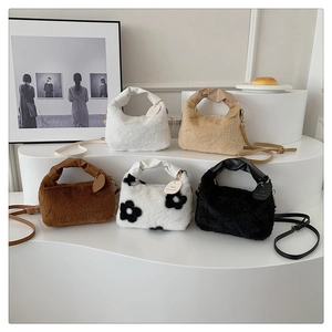 Disposition de sacs à main en fausse fourrure douce en blanc, beige, marron et noir