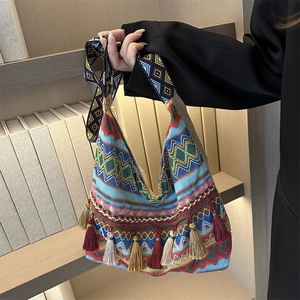Sac cabas bohème tissé avec motifs géométriques colorés et franges à pompons