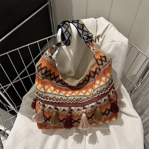 Sac fourre-tout tissé bohème avec motifs géométriques, franges et large bandoulière chic