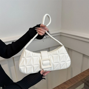 Sac sous le bras matelassé blanc pour femme avec boucle carrée et coutures géométriques