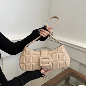 Sac à bandoulière matelassé beige crème avec une grande boucle décorative carrée