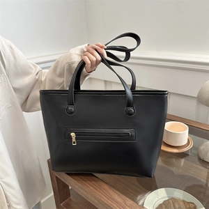 Borsa tote classica in pelle PU nera con tasca frontale con zip e tracolla regolabile