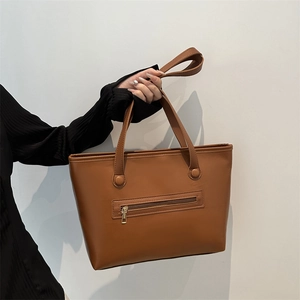 Borsa tote marrone in ecopelle con tasca frontale a zip e dettagli con fibbie rotonde
