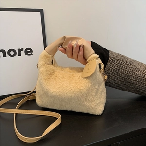Sac à main en peluche beige avec poignée en cuir froncée et bandoulière amovible