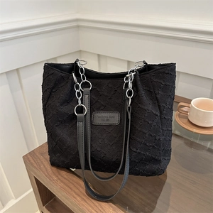 Large capacity black tote bag with pleated texture and silver metal chain strap