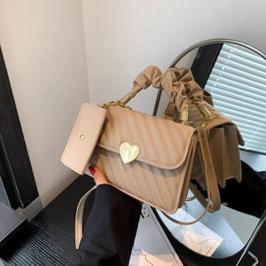 Sac à main beige chic avec fermoir cœur, texture matelassée et poignée nuage pour femme