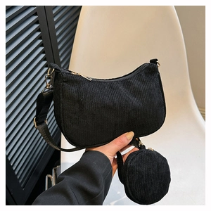 Sac bandoulière demi-lune en velours côtelé noir avec petit porte-monnaie