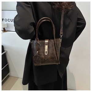 Dettaglio borsa a tracolla marrone vintage con fibbia in metallo e pelle martellata