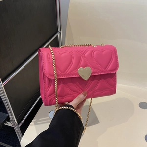 Borsa a tracolla fucsia trapuntata a cuore con fibbia dorata e catena in metallo sottile