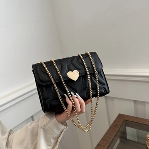 Borsa a tracolla nera trapuntata a cuore con catena e chiusura a cuore in metallo