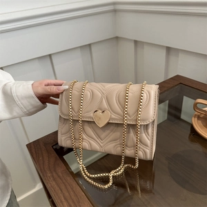 Borsa a tracolla beige trapuntata a cuore con lucchetto a cuore dorato e catena