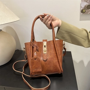 Borsa a secchiello vintage in pelle PU marrone con finiture dorate e manico