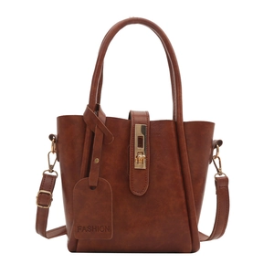 Borsa tote vintage in pelle marrone con fibbia dorata e tracolla regolabile per donna