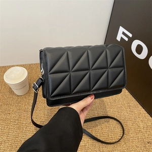 Minimalistische schwarze Umhängetasche mit geometrischem Muster und verstellbarem Riemen