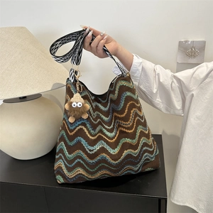 Borsa Tote in Maglia da Donna Grande Capacità Motivo a Onde Tracolla Geometrica Larga Con Pendaglio in Peluche Mostro