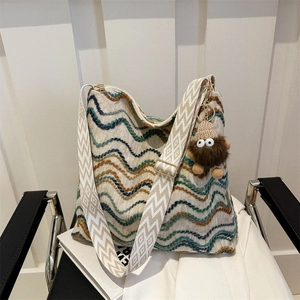 Grande borsa tote in maglia a onde con tracolla jacquard e ciondolo mostro di peluche