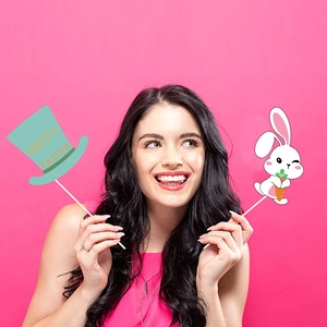 Set di 30 oggetti di scena per foto di Pasqua con coniglio e cappello su sfondo rosa