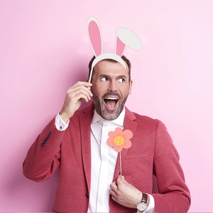 Dettaglio di orecchie di coniglio rosa e oggetti di scena per foto di Pasqua