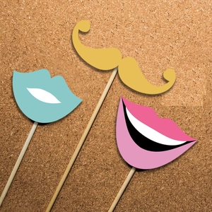 Set di 30 accessori per foto booth pasquali con labbra e baffi colorati in carta
