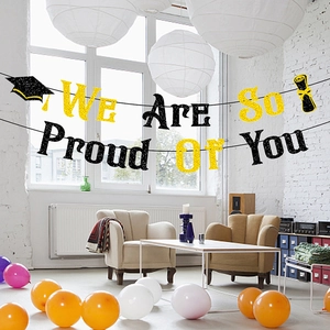 Banderole dorée pailletée 'We Are So Proud Of You' avec chapeau de diplômé et fête