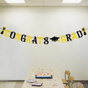 Banderole Congrats Grad pailletée avec chapeau de diplômé pour décor mural de fête