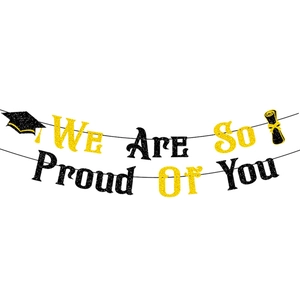 Banderole de remise de diplôme We Are So Proud Of You scintillante avec chapeaux